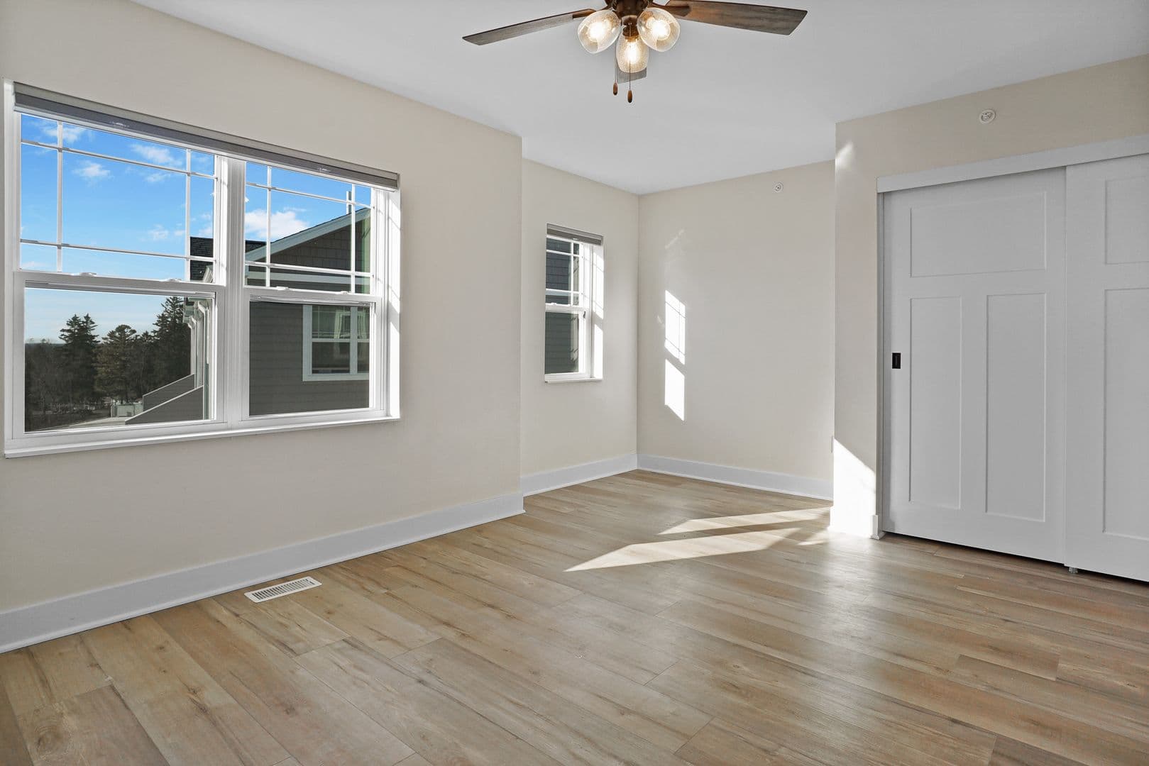 Slinger Apartment: 113 Eiche Dr