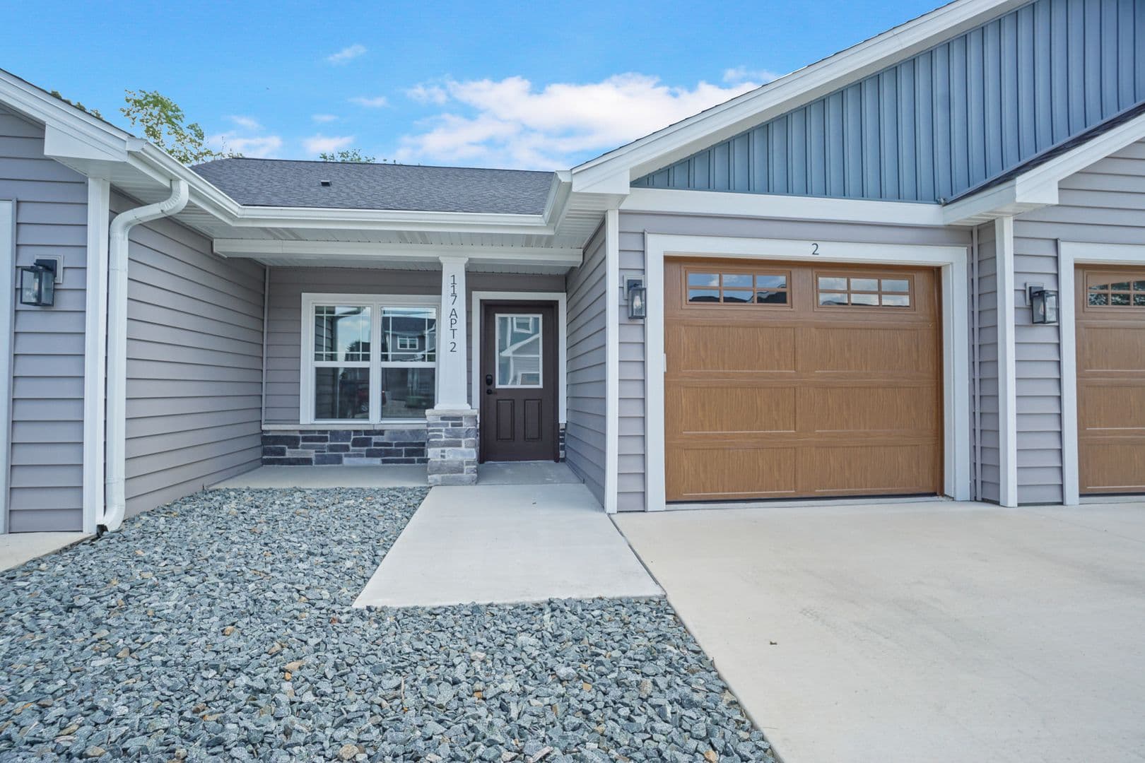 Slinger Apartment: 113 Eiche Dr