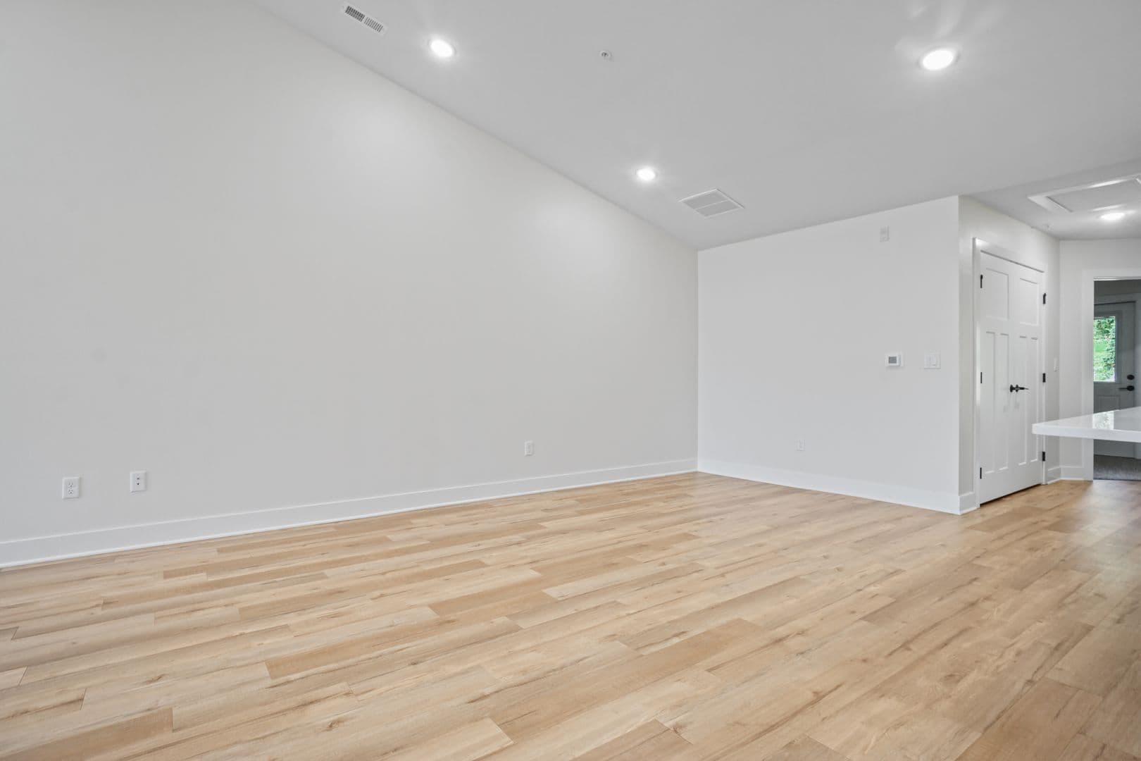 Slinger Apartment: 113 Eiche Dr