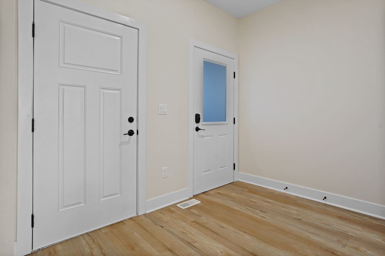 Slinger Apartment: 113 Eiche Dr