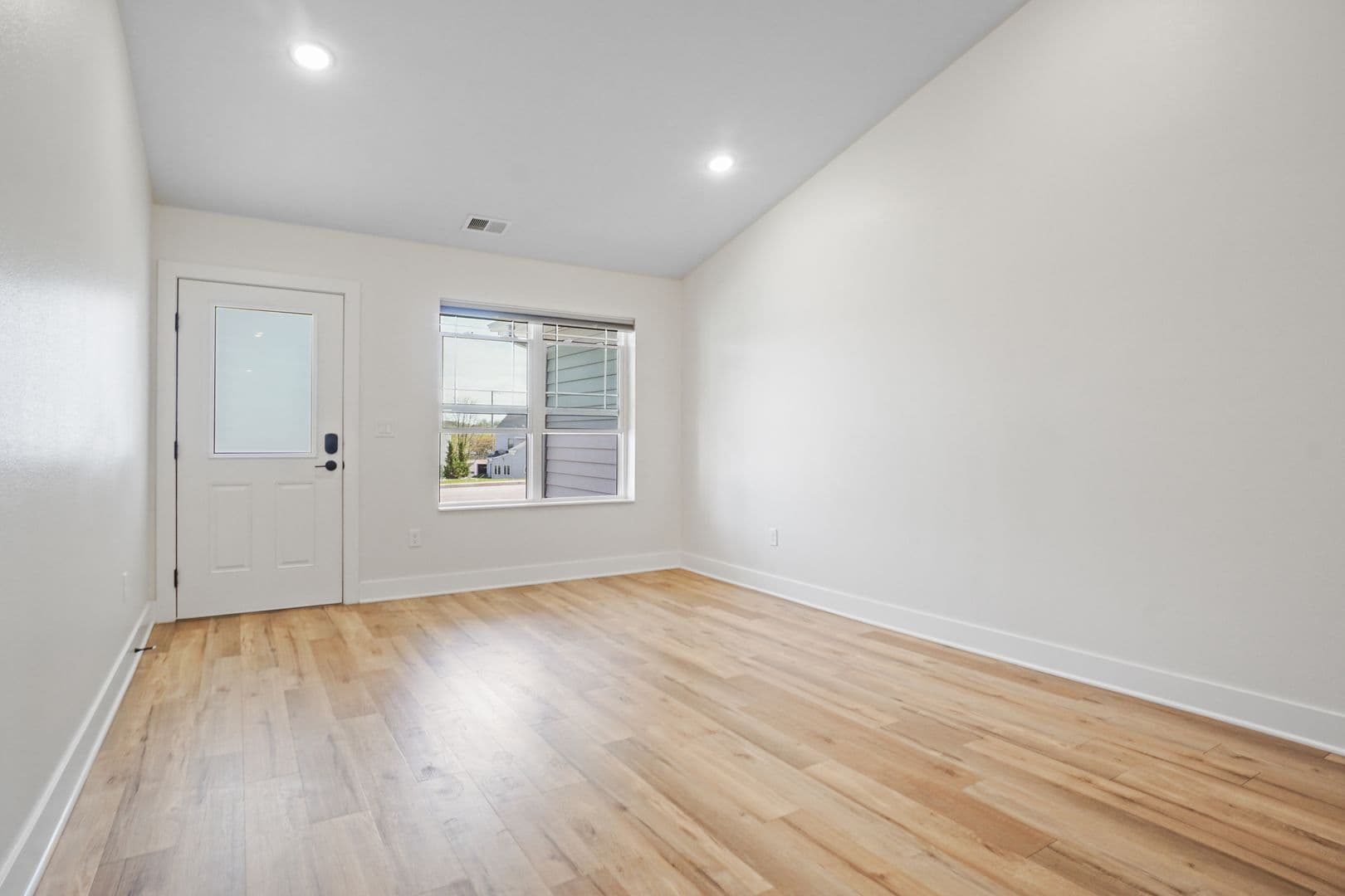 Slinger Apartment: 113 Eiche Dr
