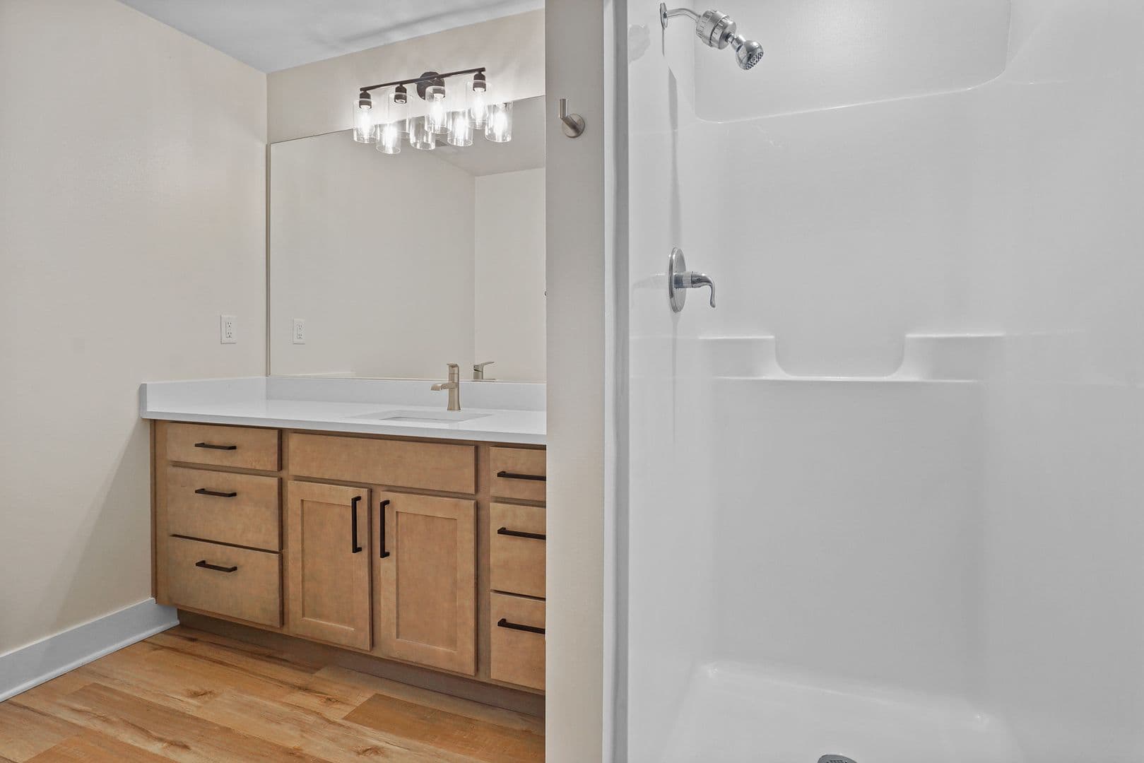 Slinger Apartment: 113 Eiche Dr