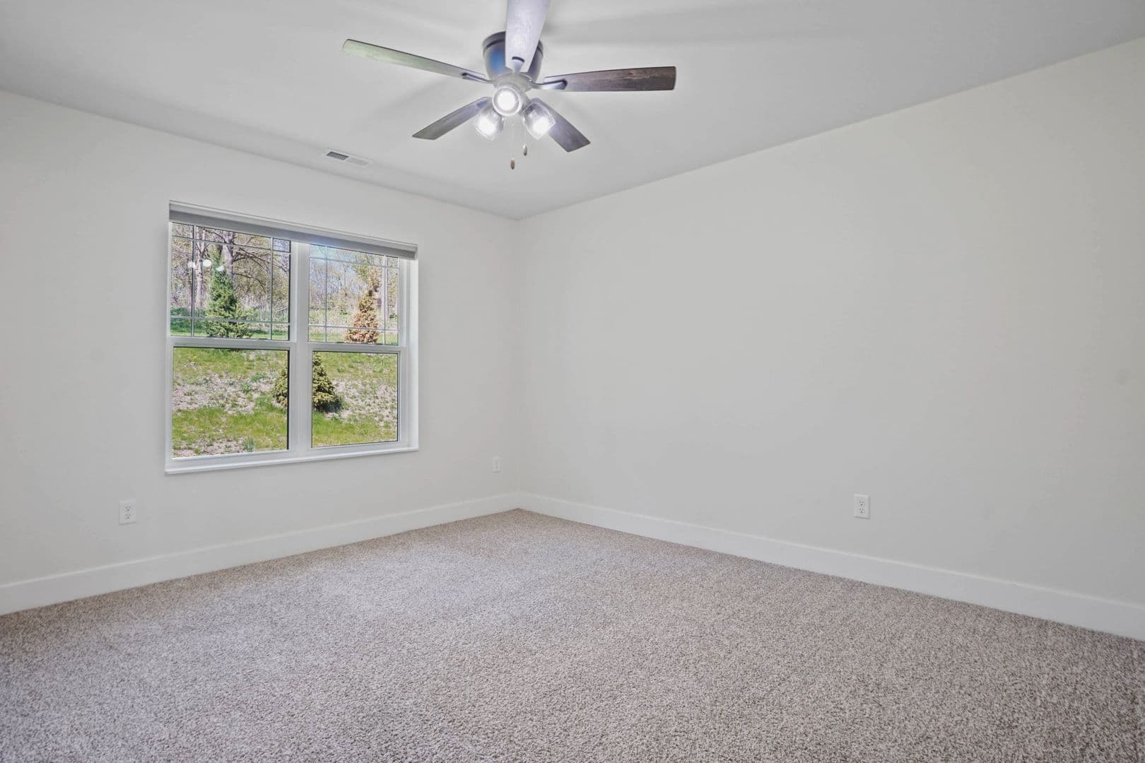 Slinger Apartment: 113 Eiche Dr