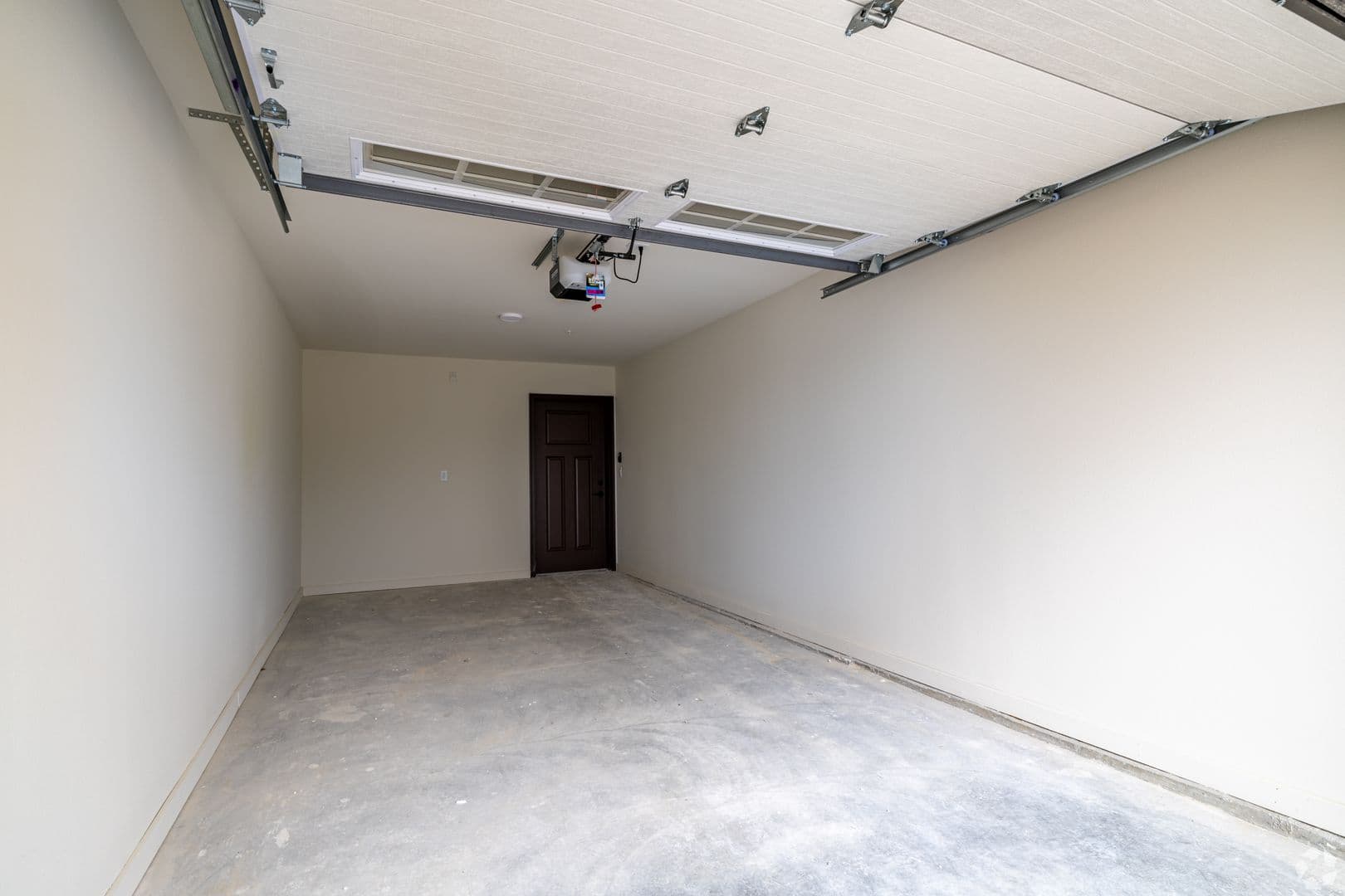 Slinger Apartment: 113 Eiche Dr