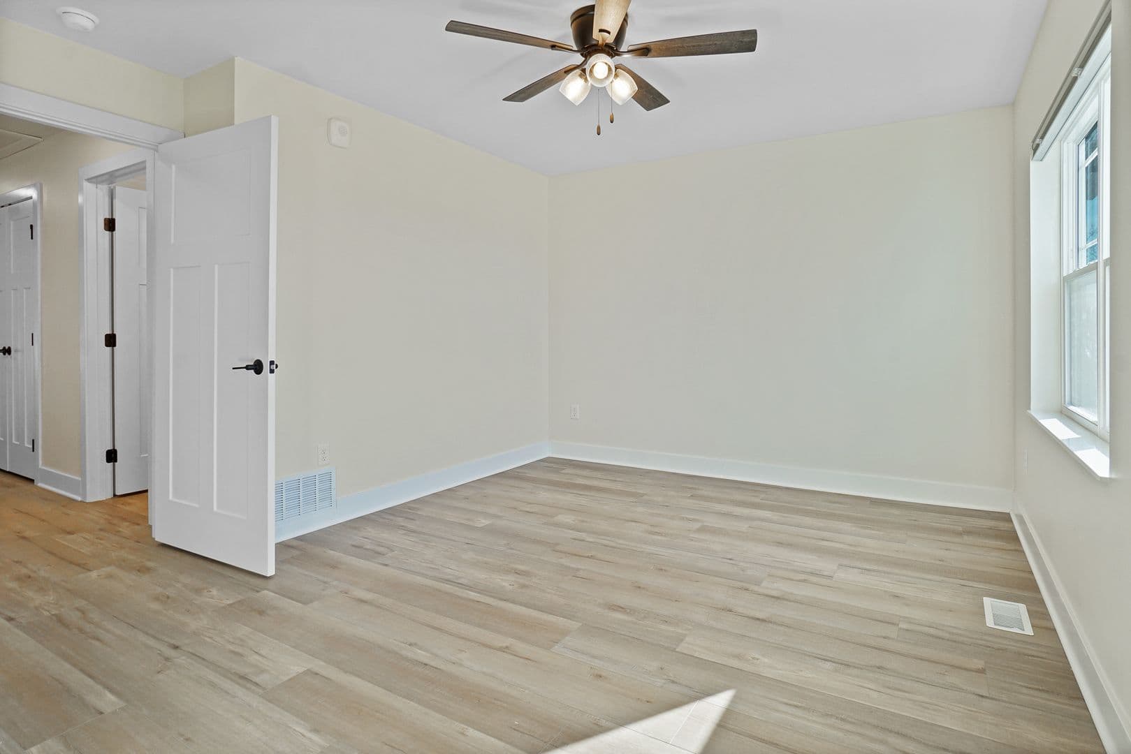 Slinger Apartment: 113 Eiche Dr