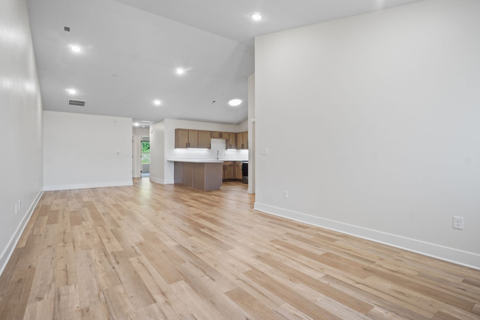 Slinger Apartment: 113 Eiche Dr