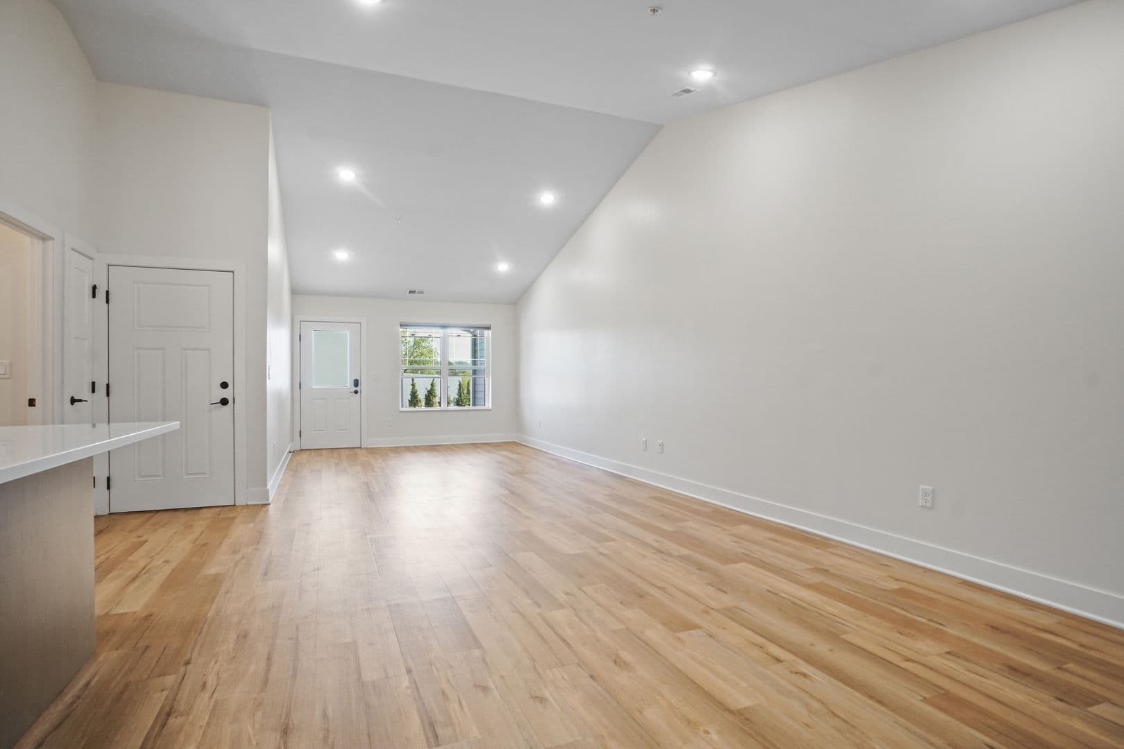 Slinger Apartment: 113 Eiche Dr