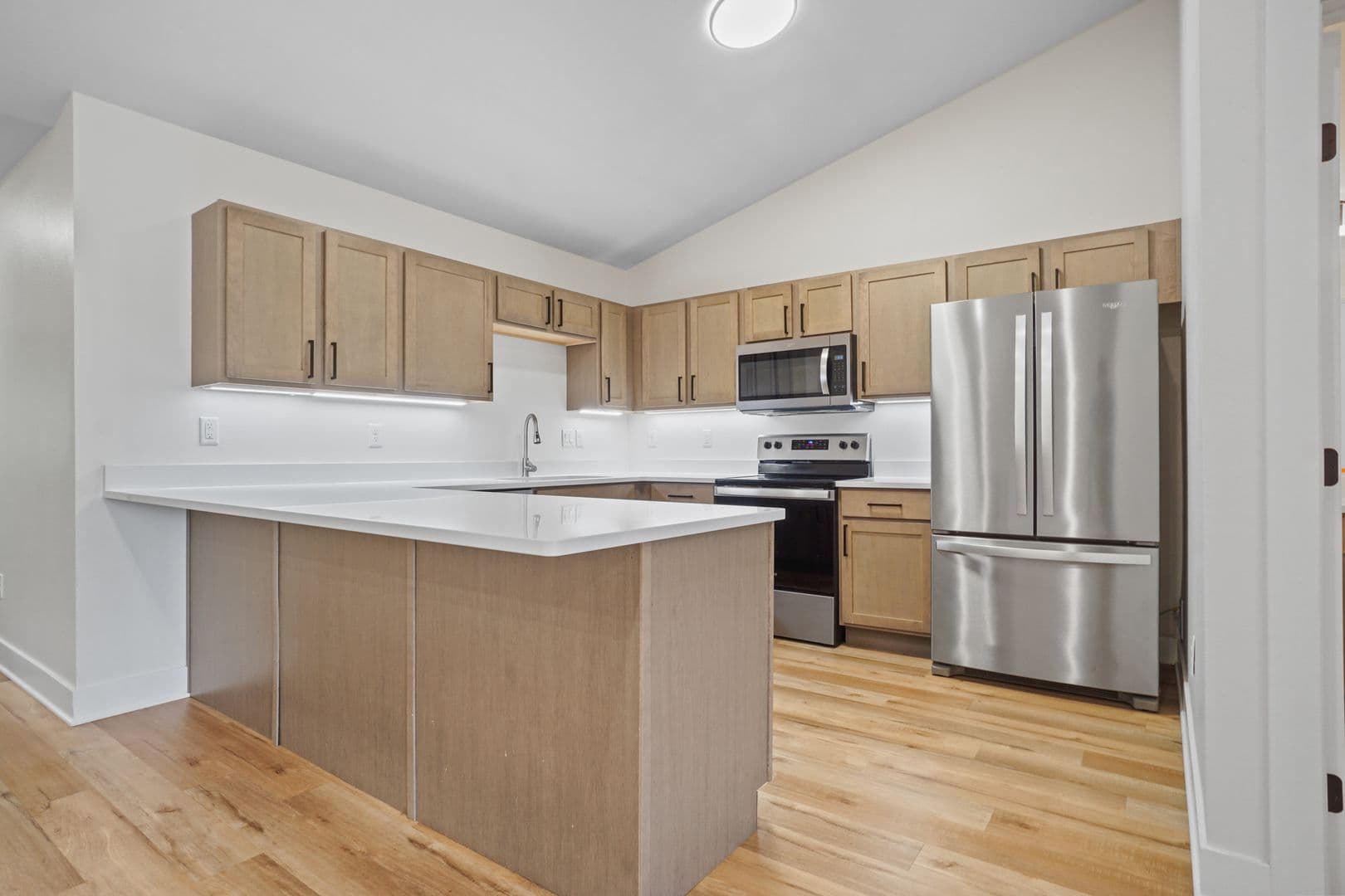Slinger Apartment: 113 Eiche Dr