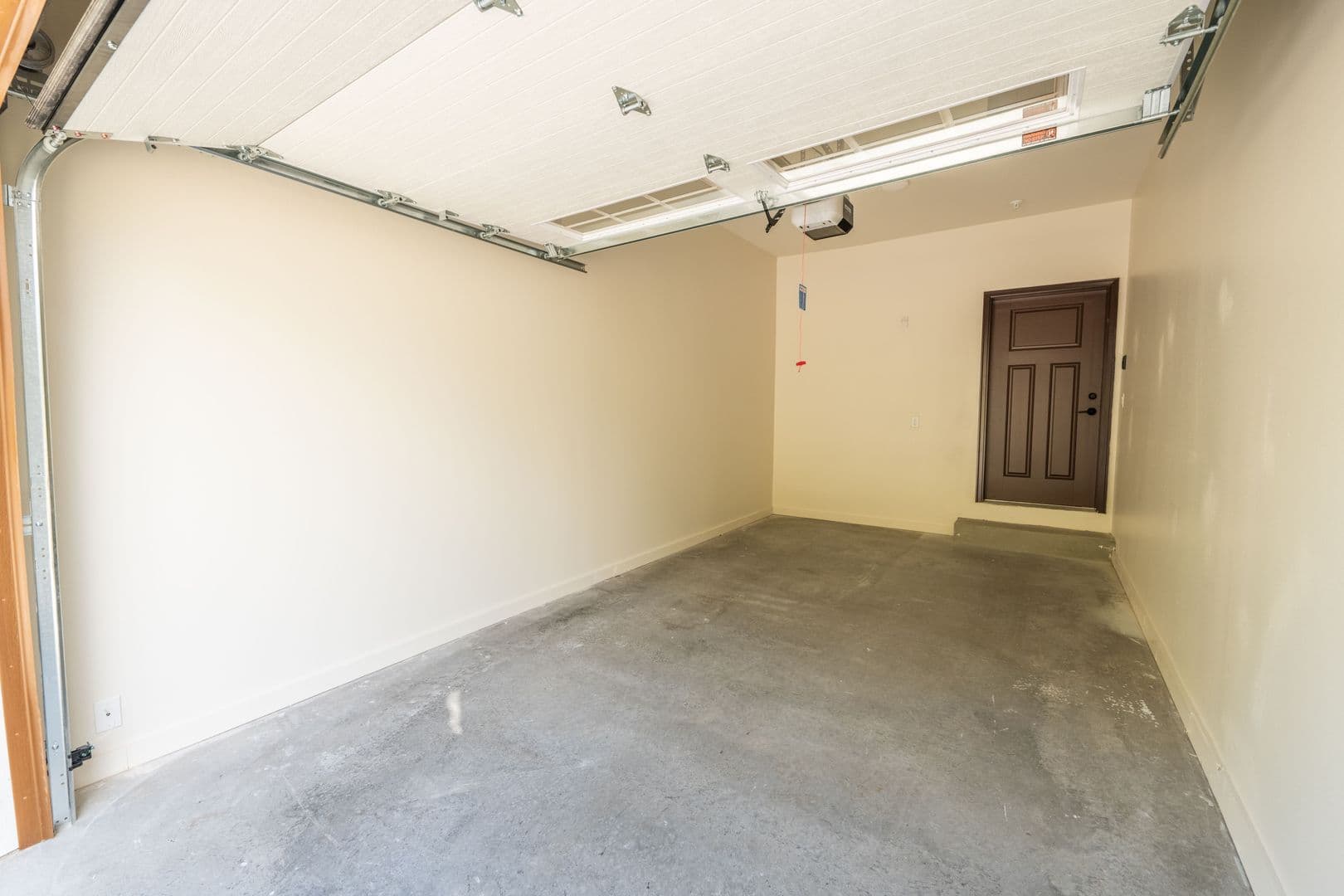 Slinger Apartment: 113 Eiche Dr