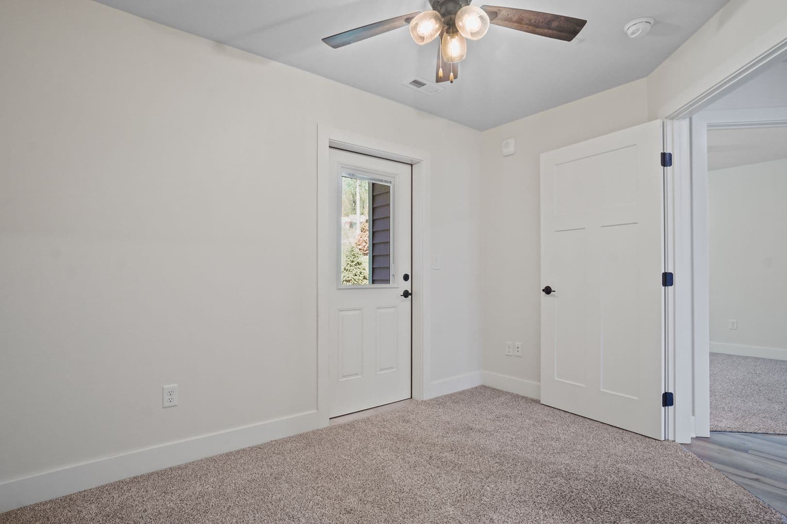 Slinger Apartment: 113 Eiche Dr