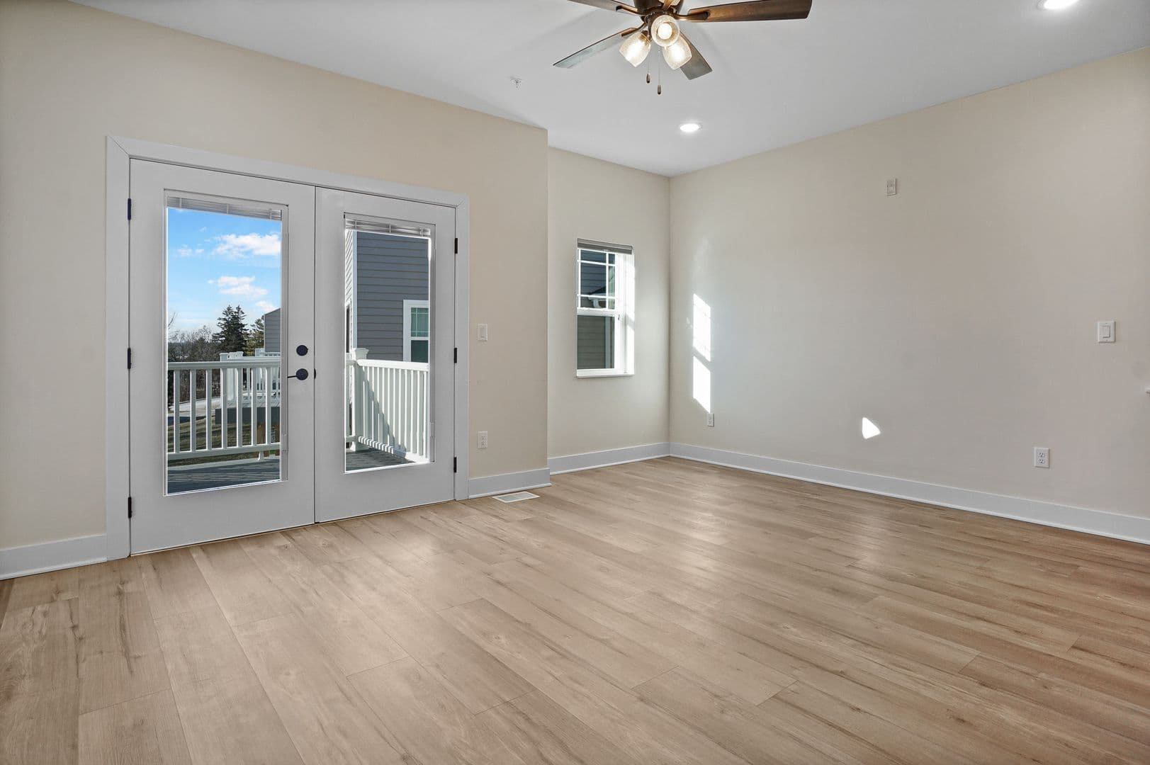Slinger Apartment: 113 Eiche Dr