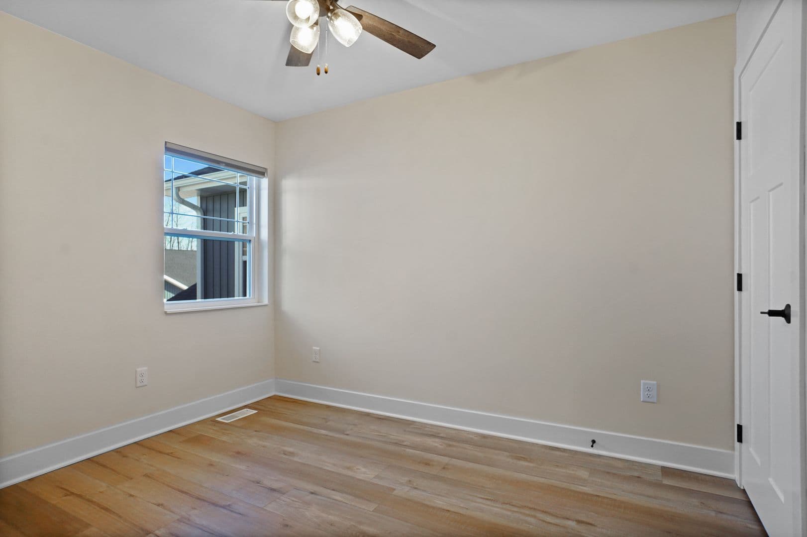 Slinger Apartment: 113 Eiche Dr