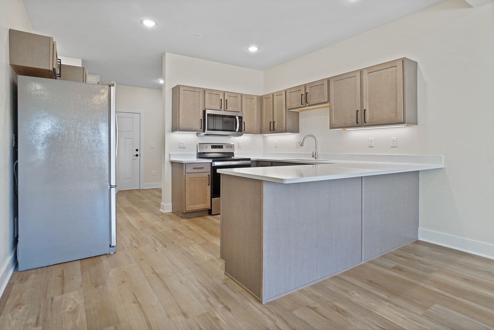 Slinger Apartment: 113 Eiche Dr