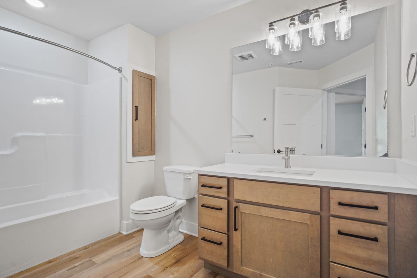 Slinger Apartment: 113 Eiche Dr