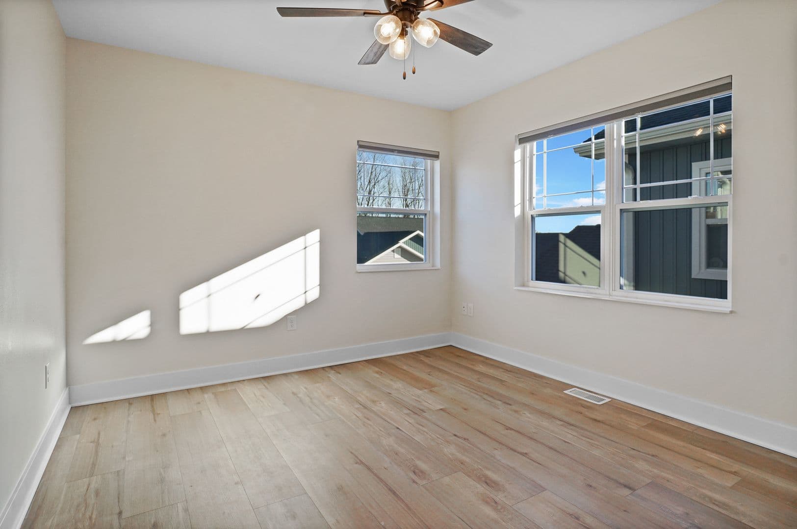Slinger Apartment: 113 Eiche Dr