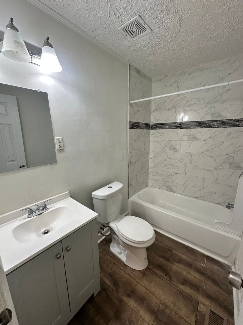 Hampton House: 227 Settlers Landing