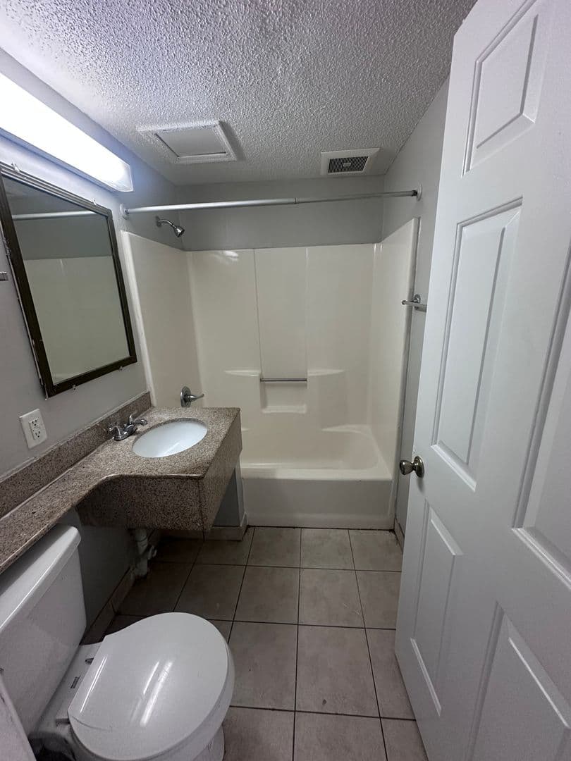 Newport News Apartment: 15910 Warwick Blvd