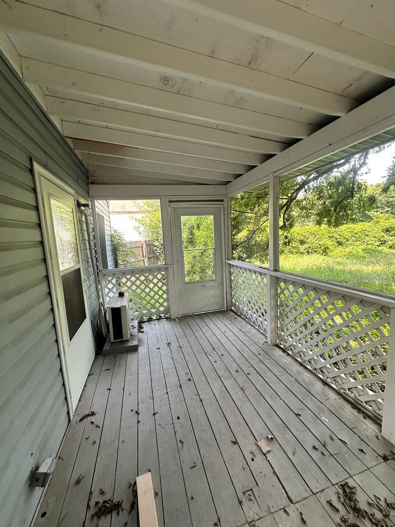 Hampton House: 227 Settlers Landing