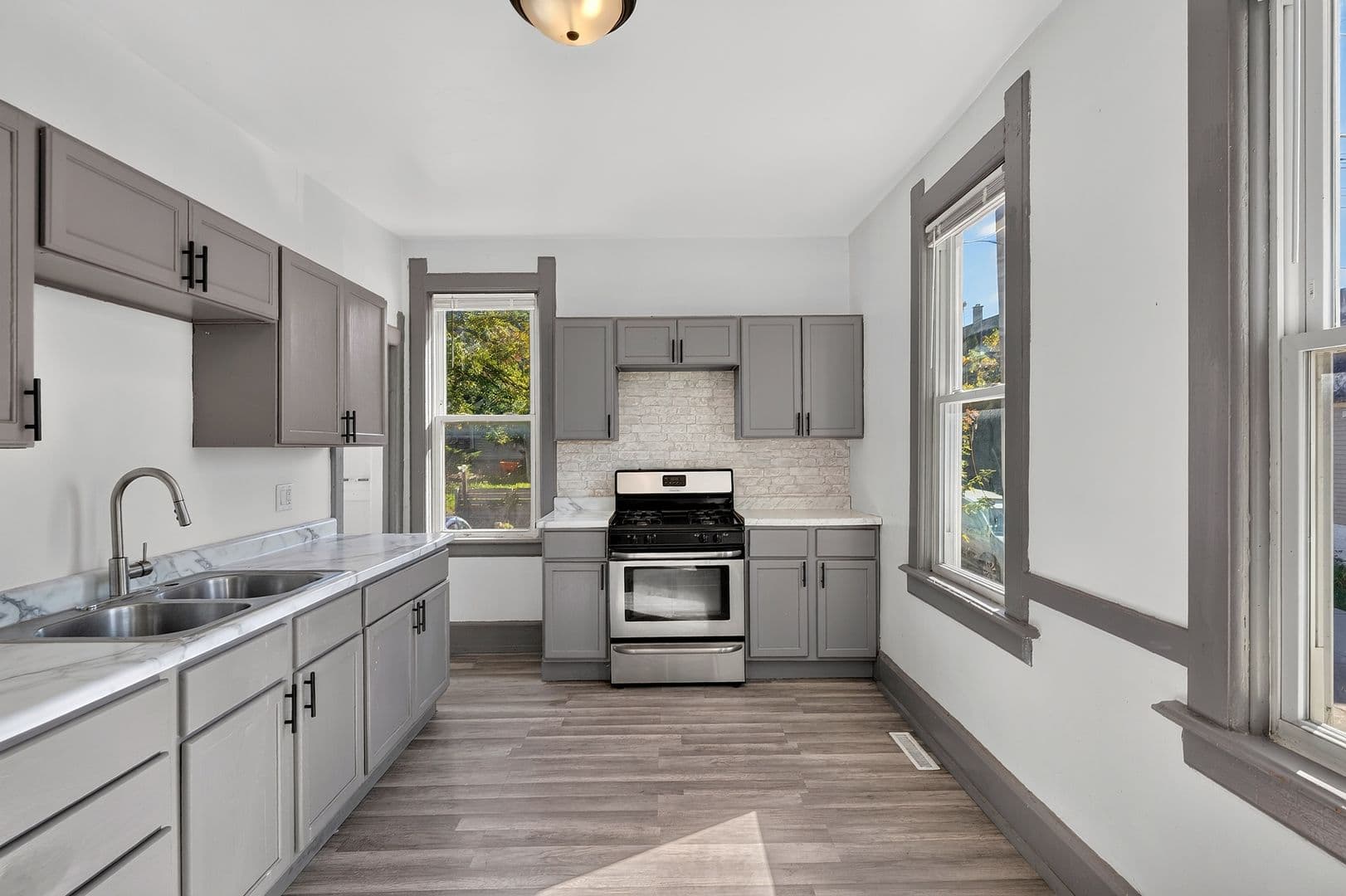 Milwaukee Apartment: 2320 N Buffum St