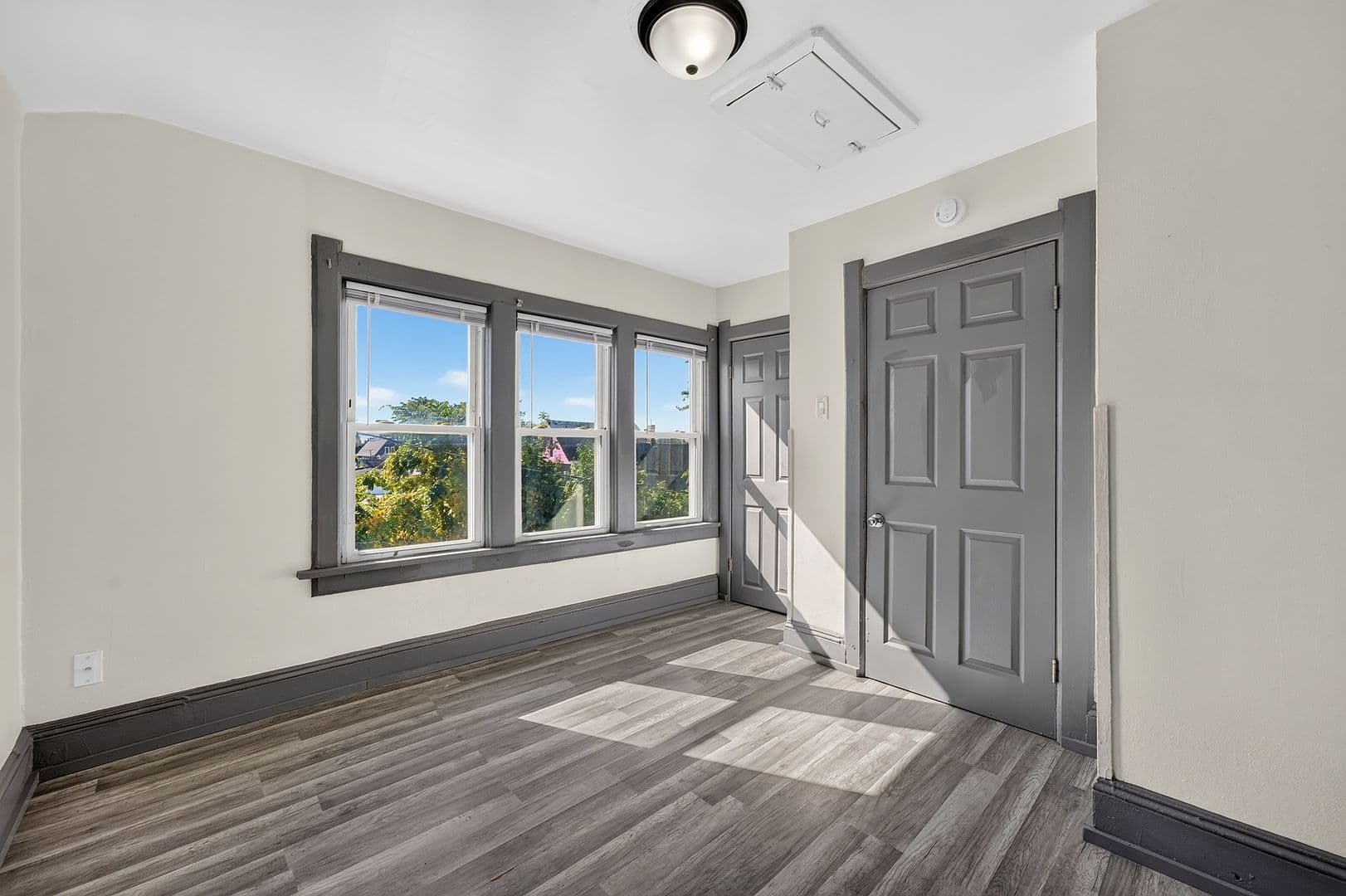 Milwaukee Apartment: 2320 N Buffum St