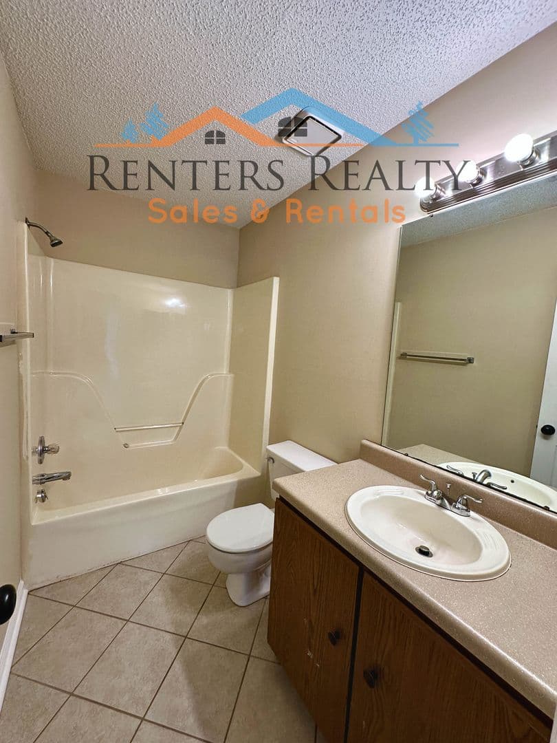 Madison House: 214 Shoals Point Trail