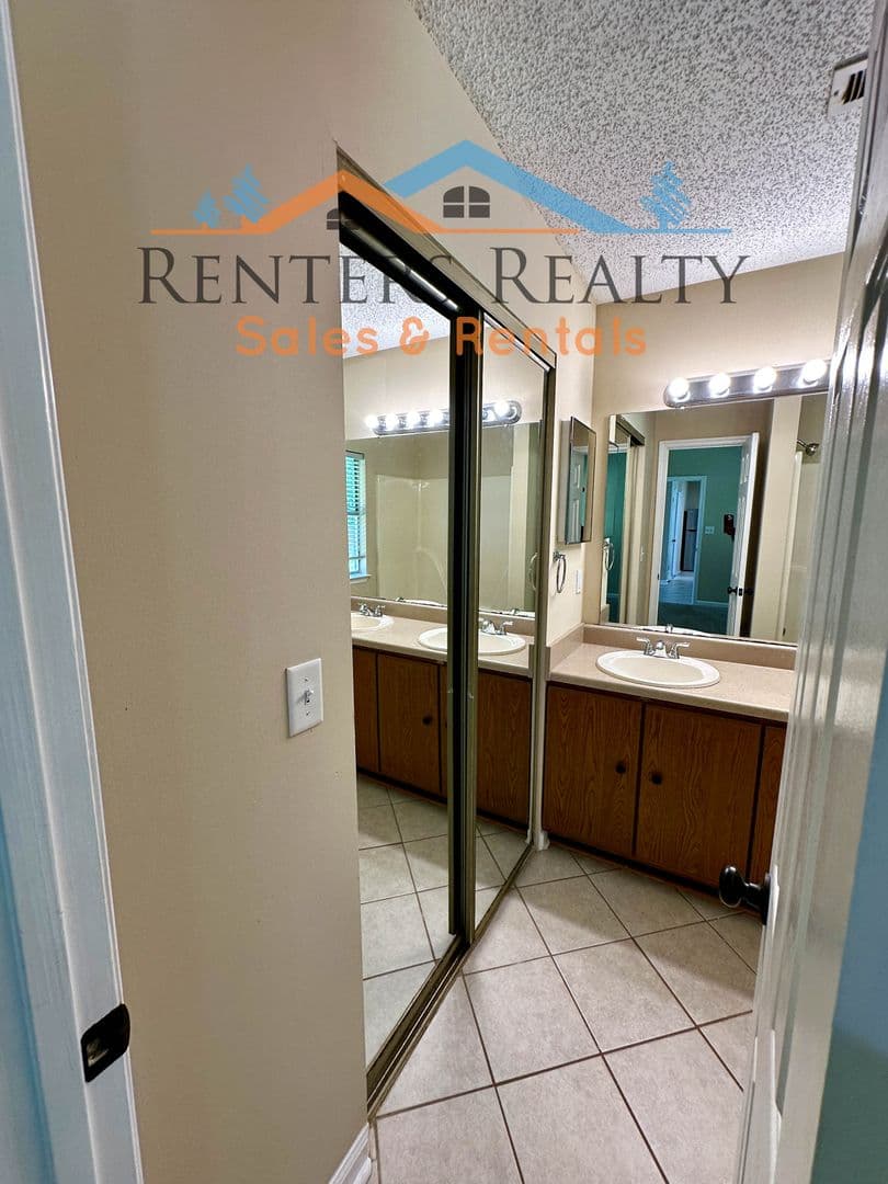 Madison House: 214 Shoals Point Trail