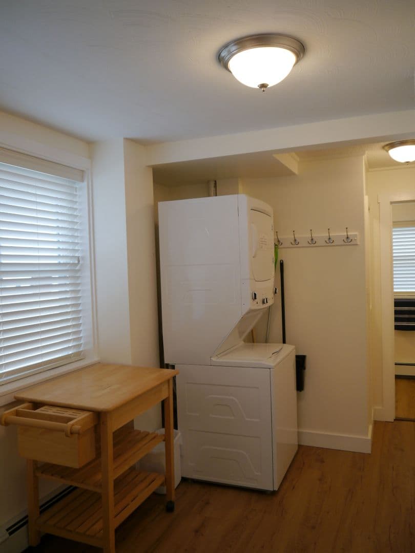 Brunswick Apartment: 16 School Street