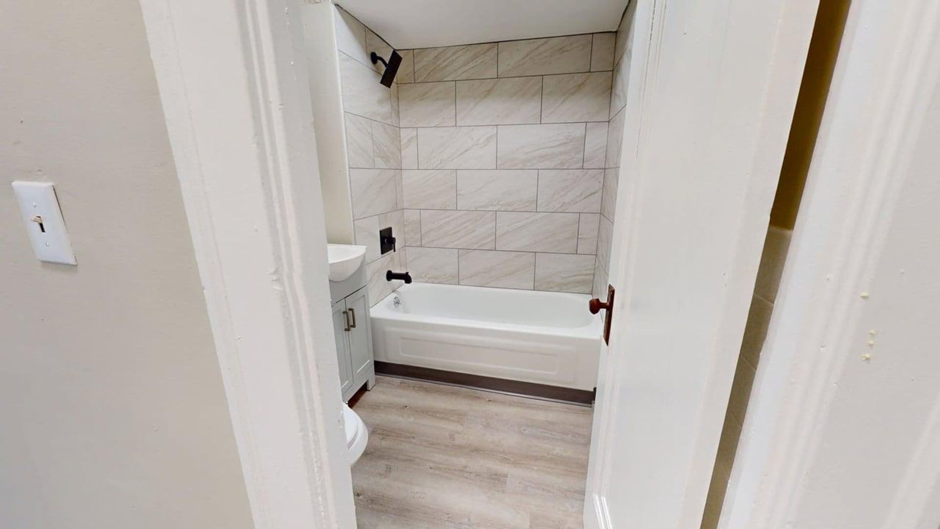 Cleveland Apartment: 3845 Riveredge Rd.