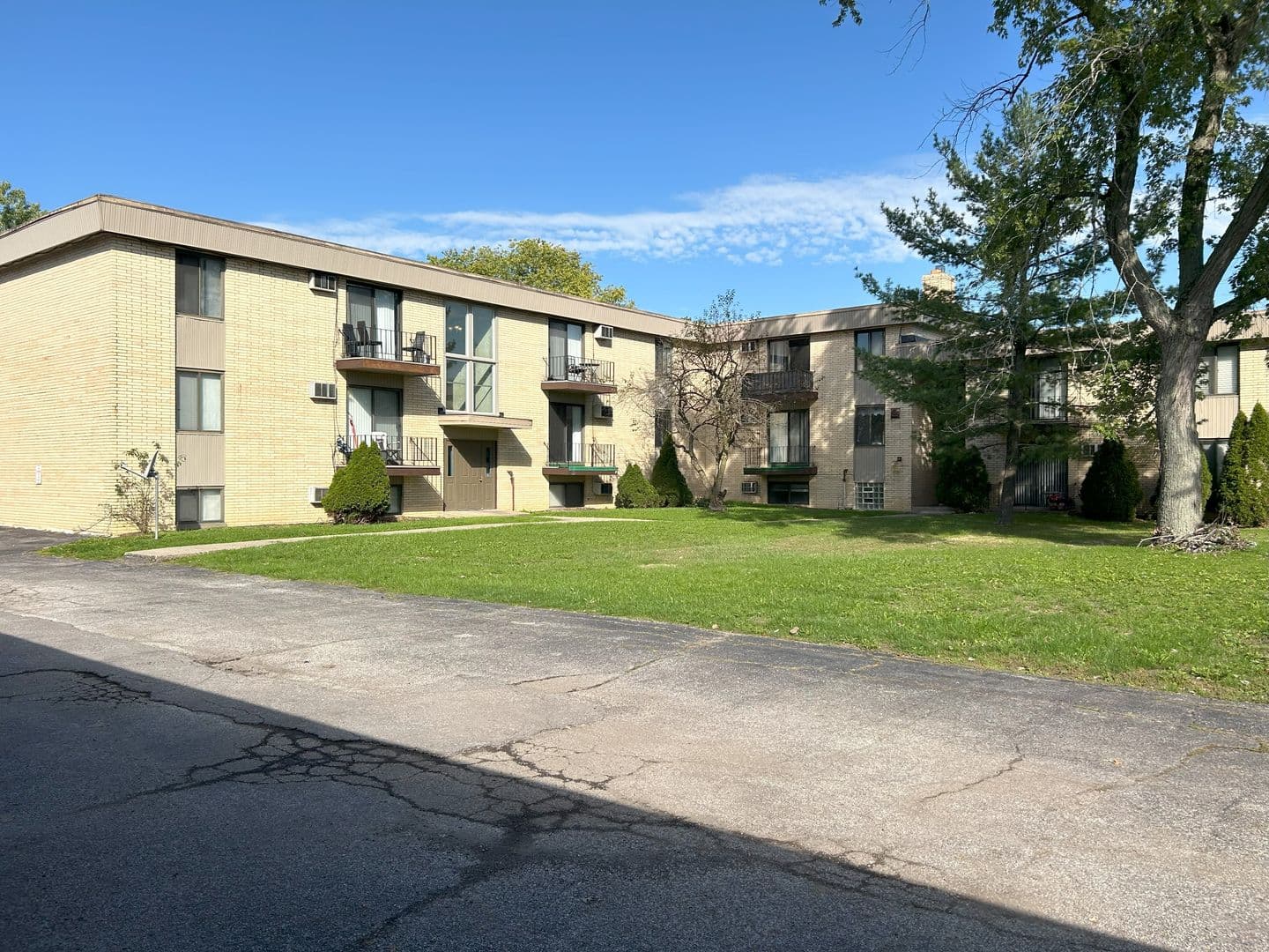 Maple Heights Apartment: 15312 Maple Park Dr.