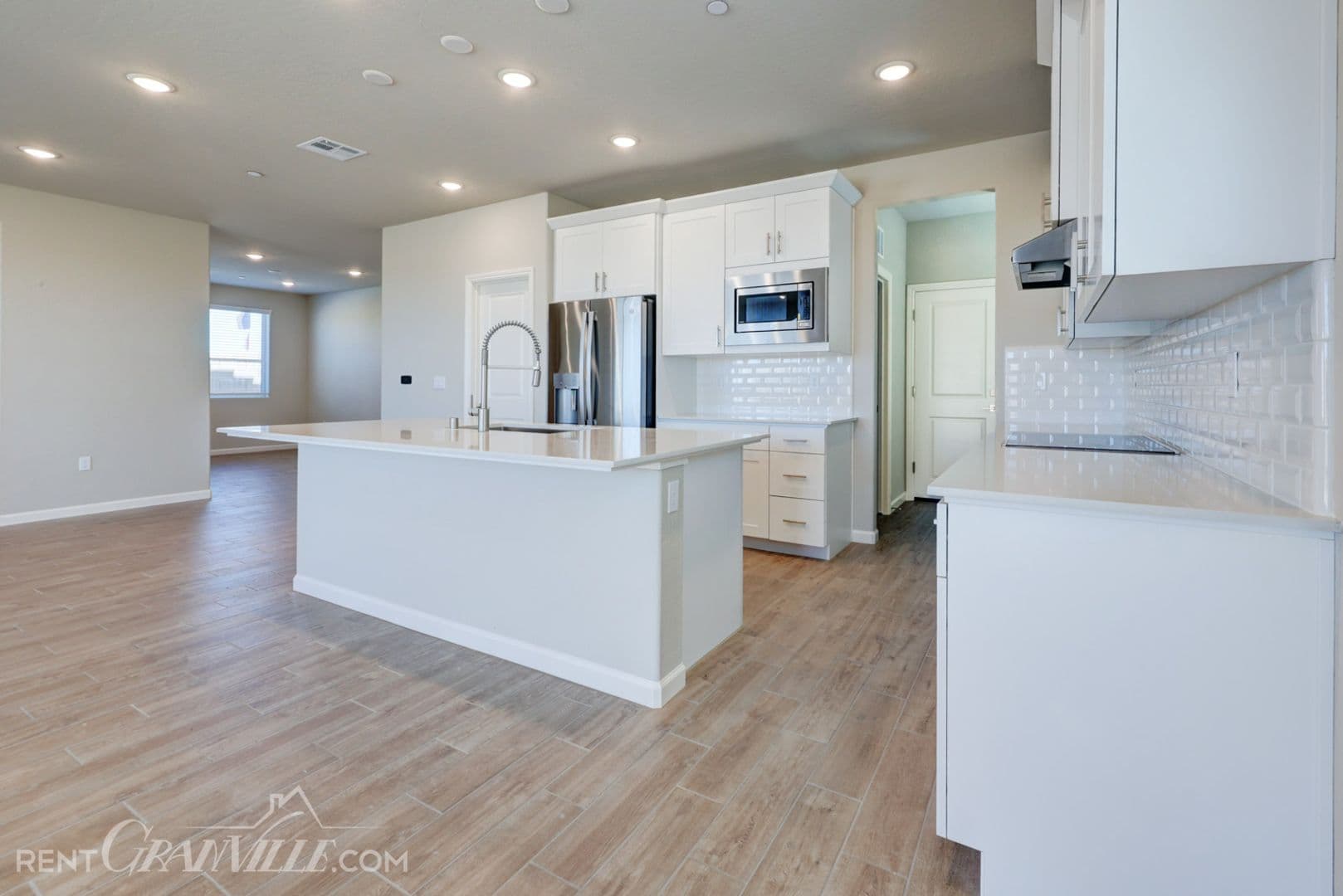 Clovis House: 877 Halford Lane