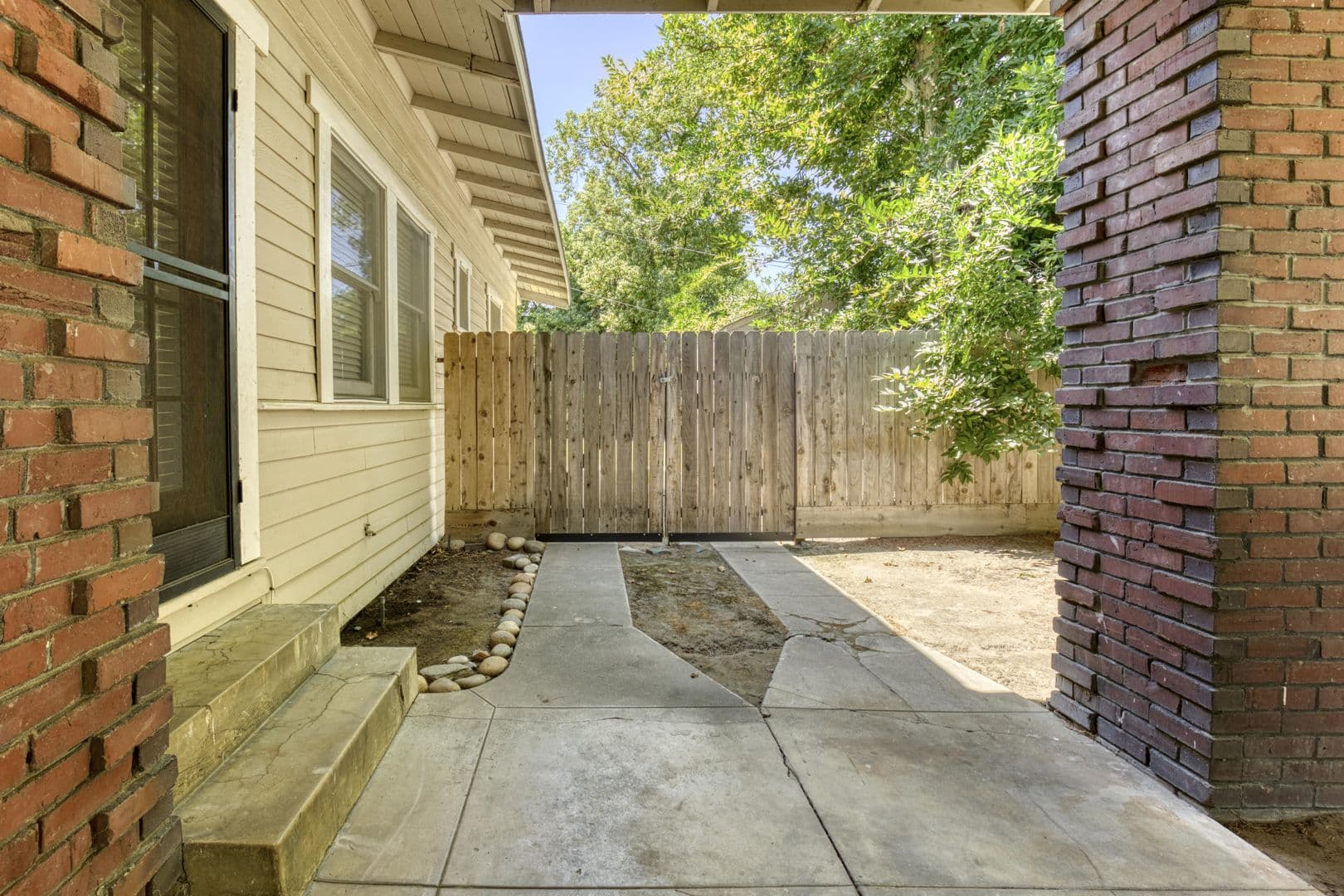 Fresno House: 734 E Peralta