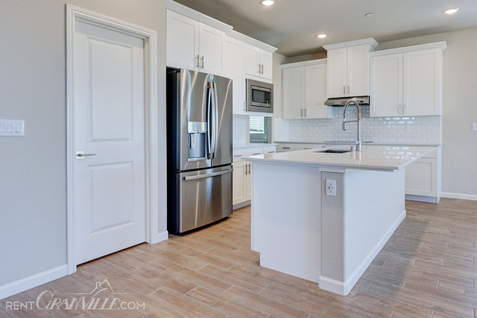 Clovis House: 877 Halford Lane