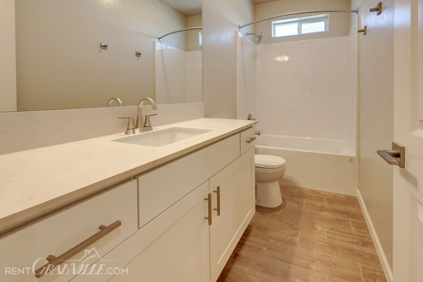 Clovis House: 877 Halford Lane