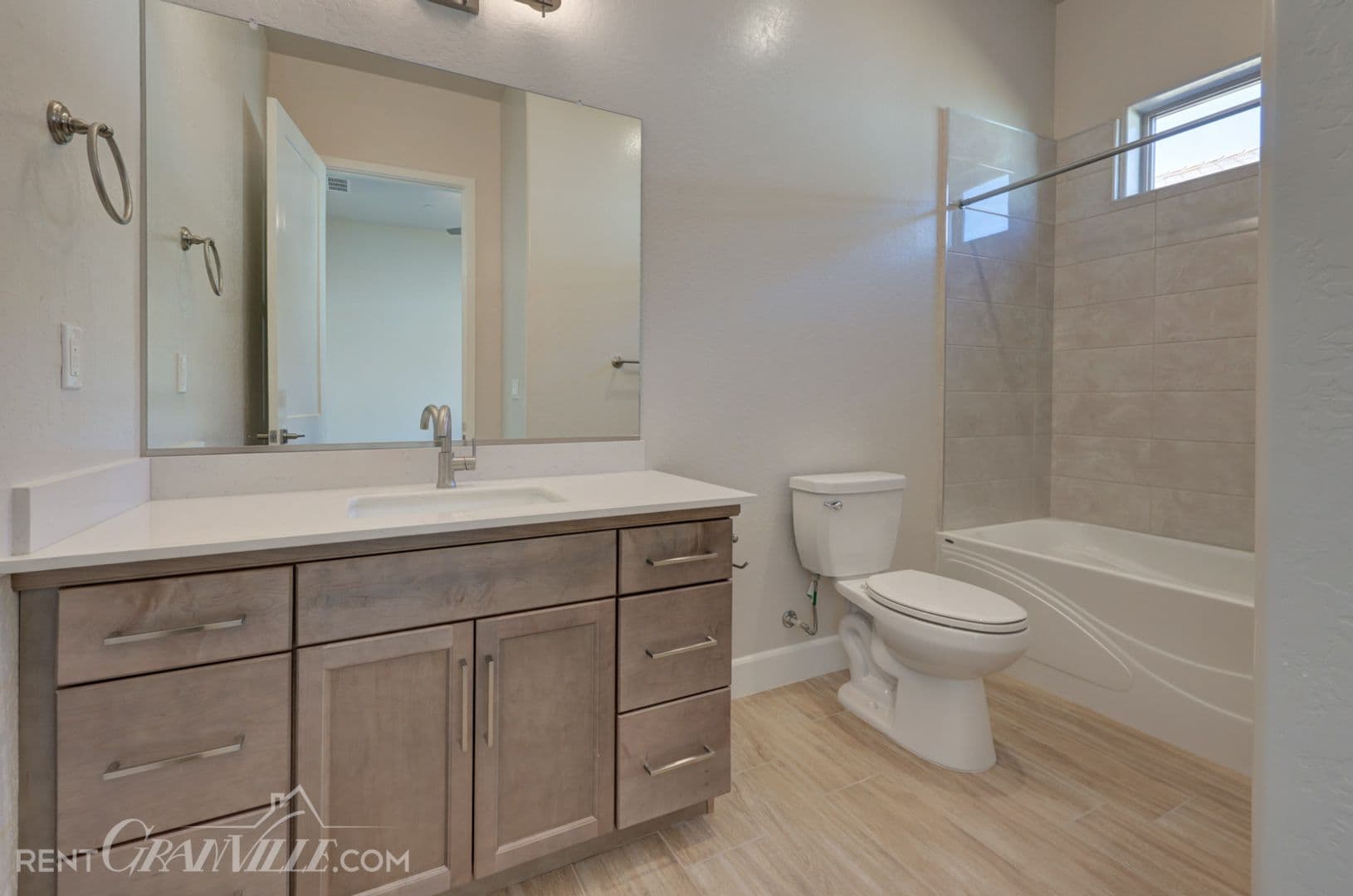 Fresno House: 1316 E Santa Ana Dr