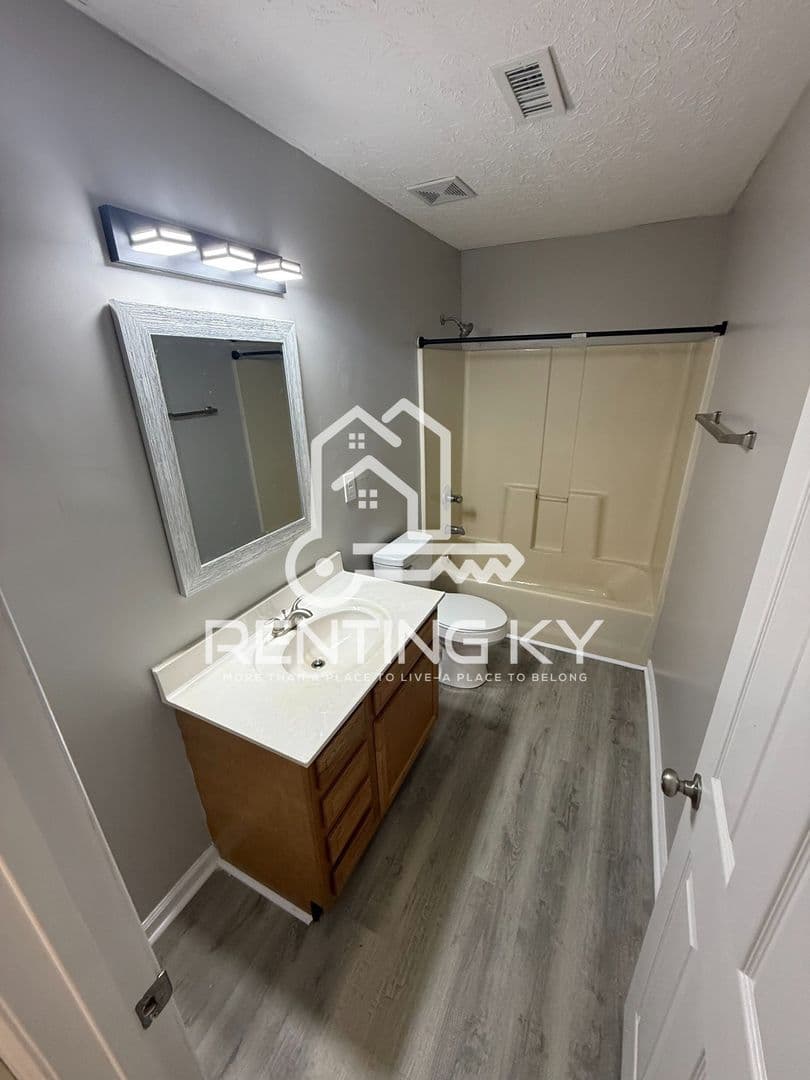 Nicholasville Townhome: 323 Peachtree Road