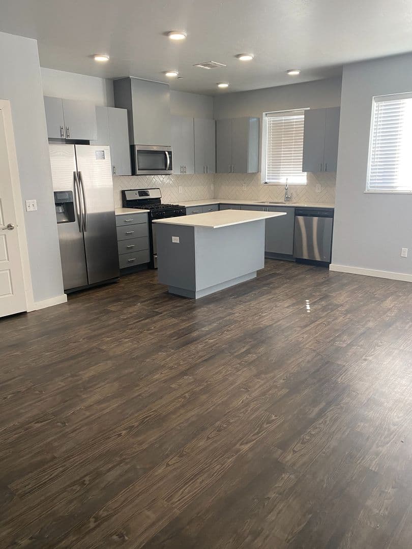 Moore House: 790 SW 14th Street