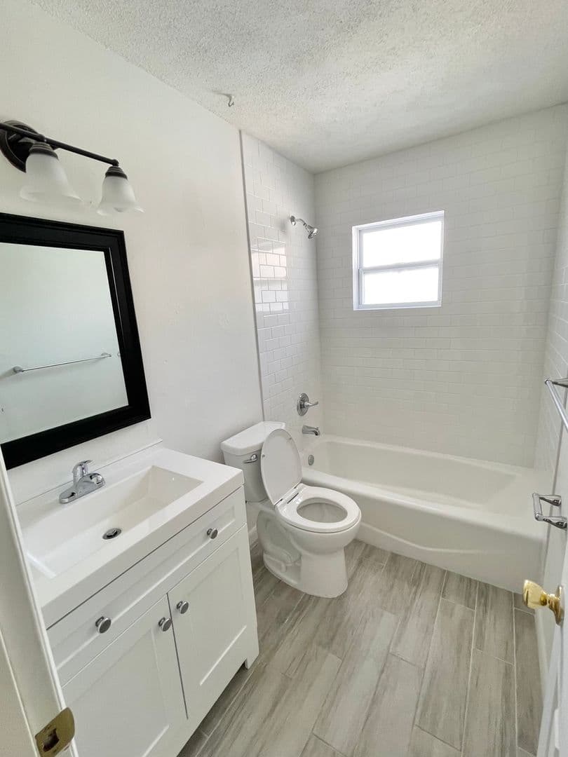 Lakeland Apartment: 605 Stella