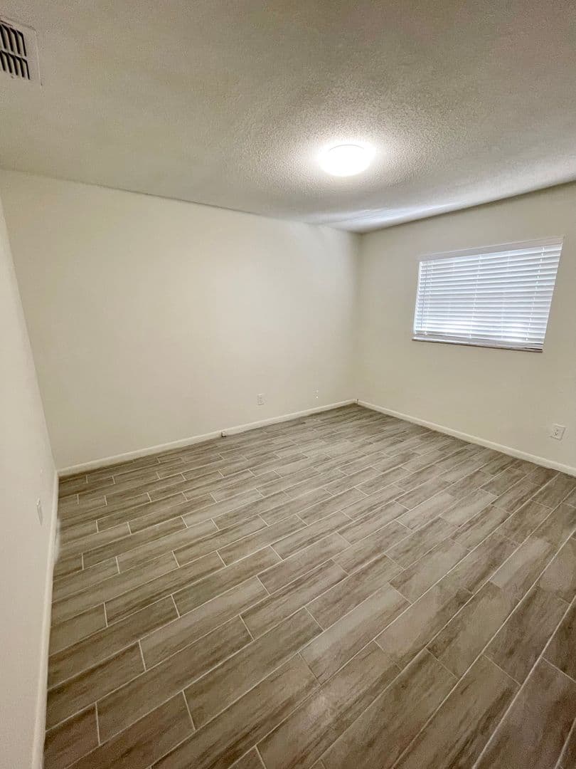 Lakeland Apartment: 605 Stella