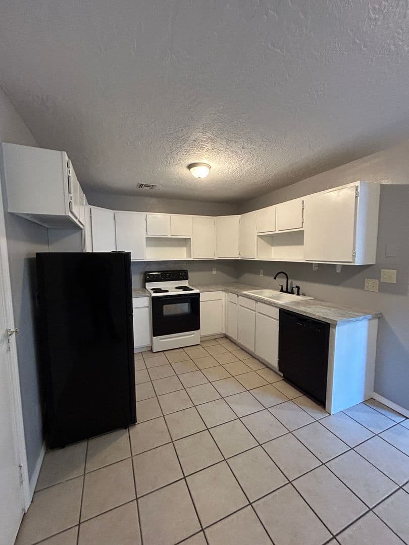 Lawton Apartment: 1510 NW Dearborn