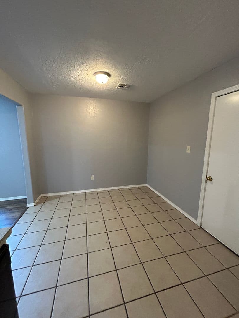 Lawton Apartment: 1510 NW Dearborn