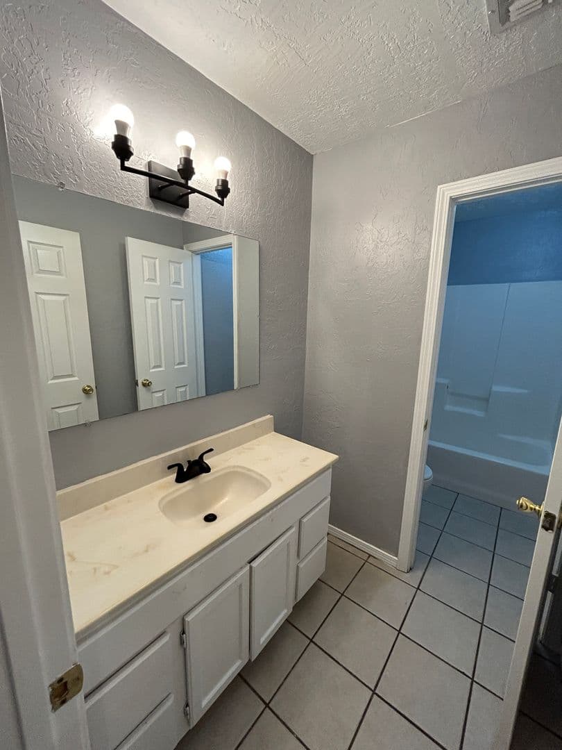 Lawton Apartment: 1510 NW Dearborn