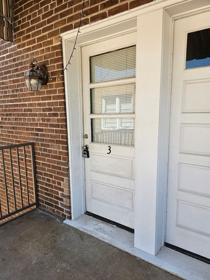 Hammond Apartment: 114 N. Cypress Street