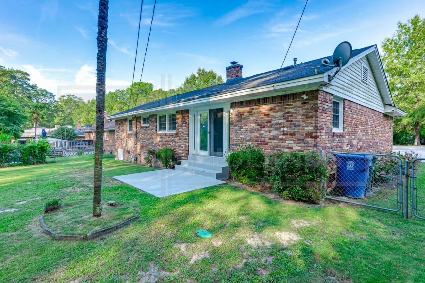 Columbia House: 2532 Parkwood Dr