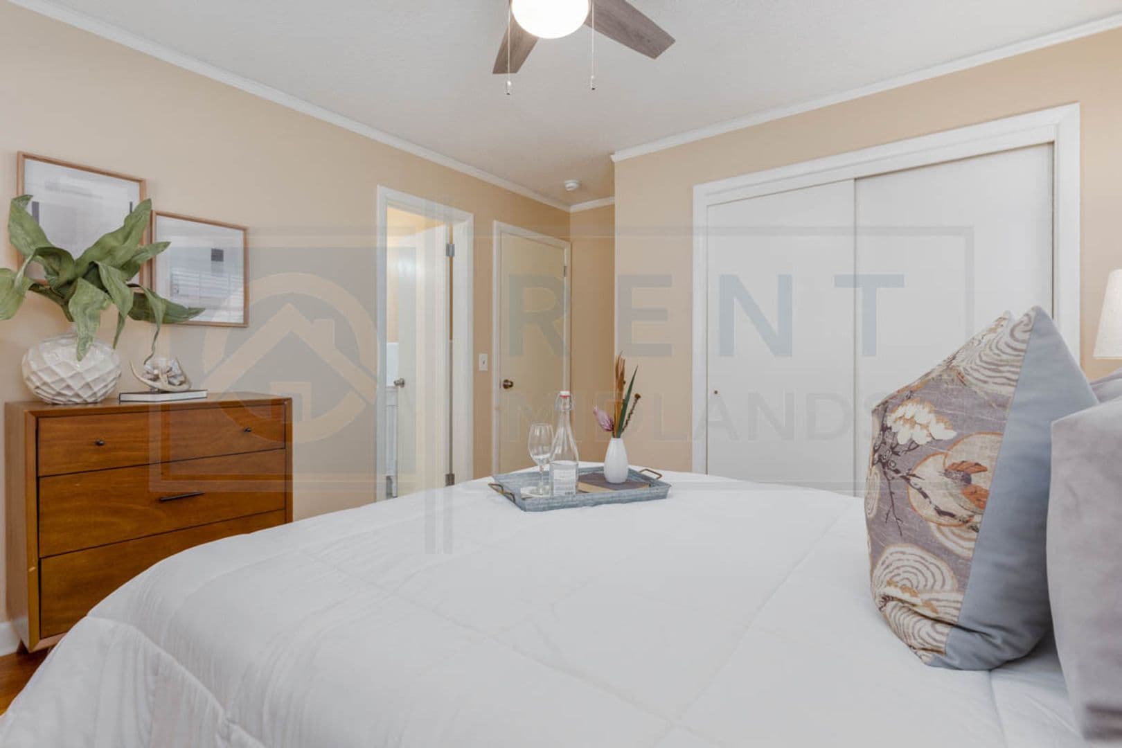 Columbia House: 2532 Parkwood Dr