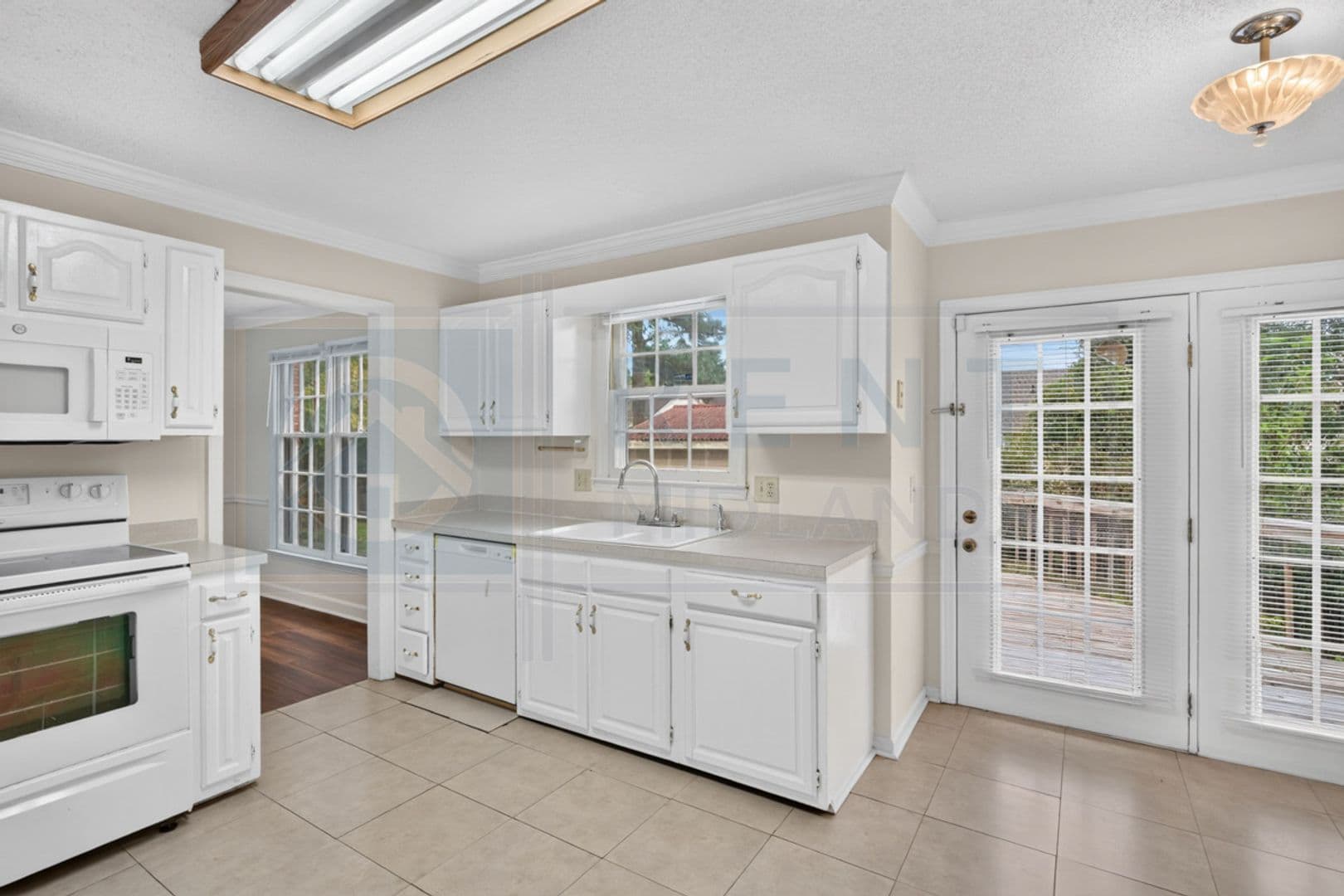 Columbia House: 120 Greenglen Dr