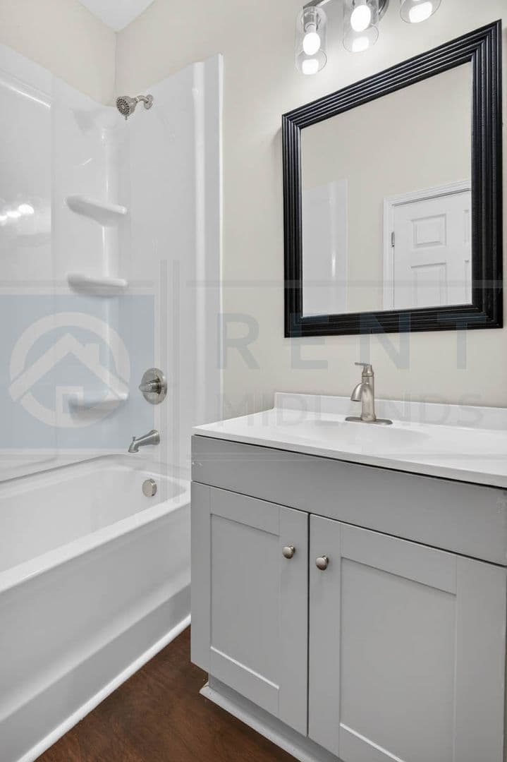 Columbia Apartment: 2901 Park St.