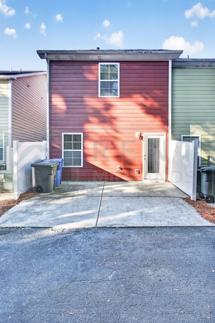 Columbia House: 107 Top Forest Drive