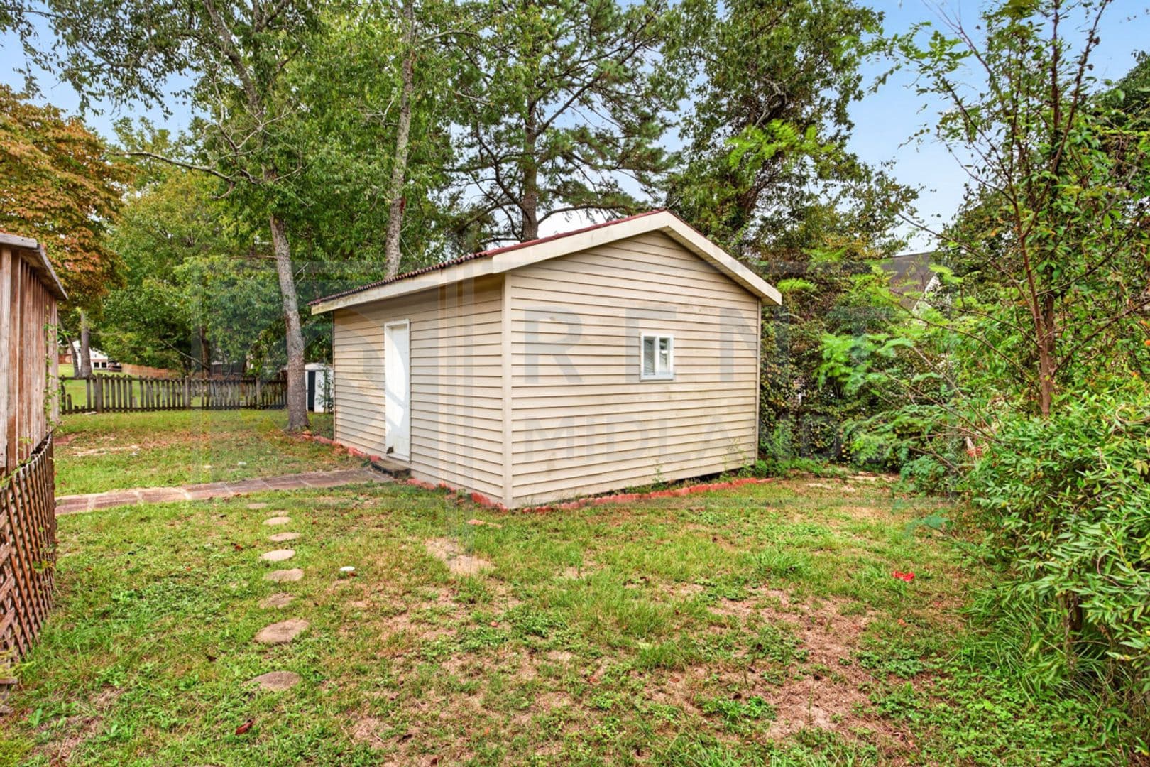 Columbia House: 120 Greenglen Dr