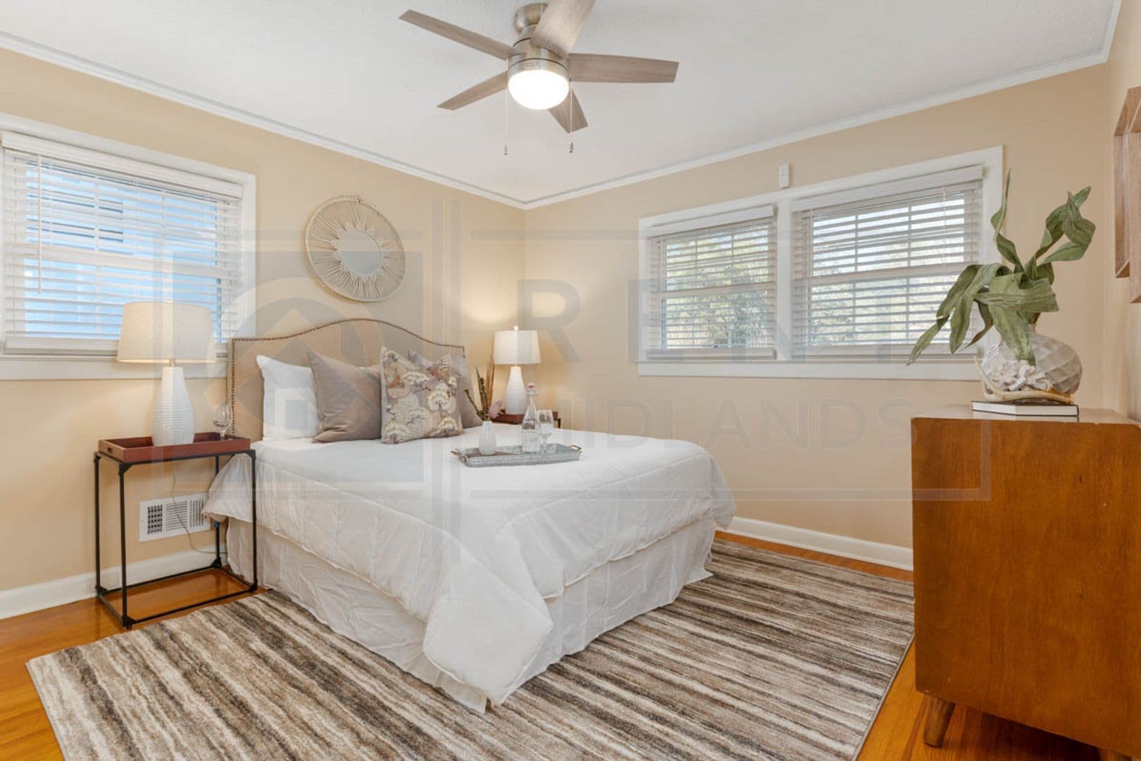 Columbia House: 2532 Parkwood Dr