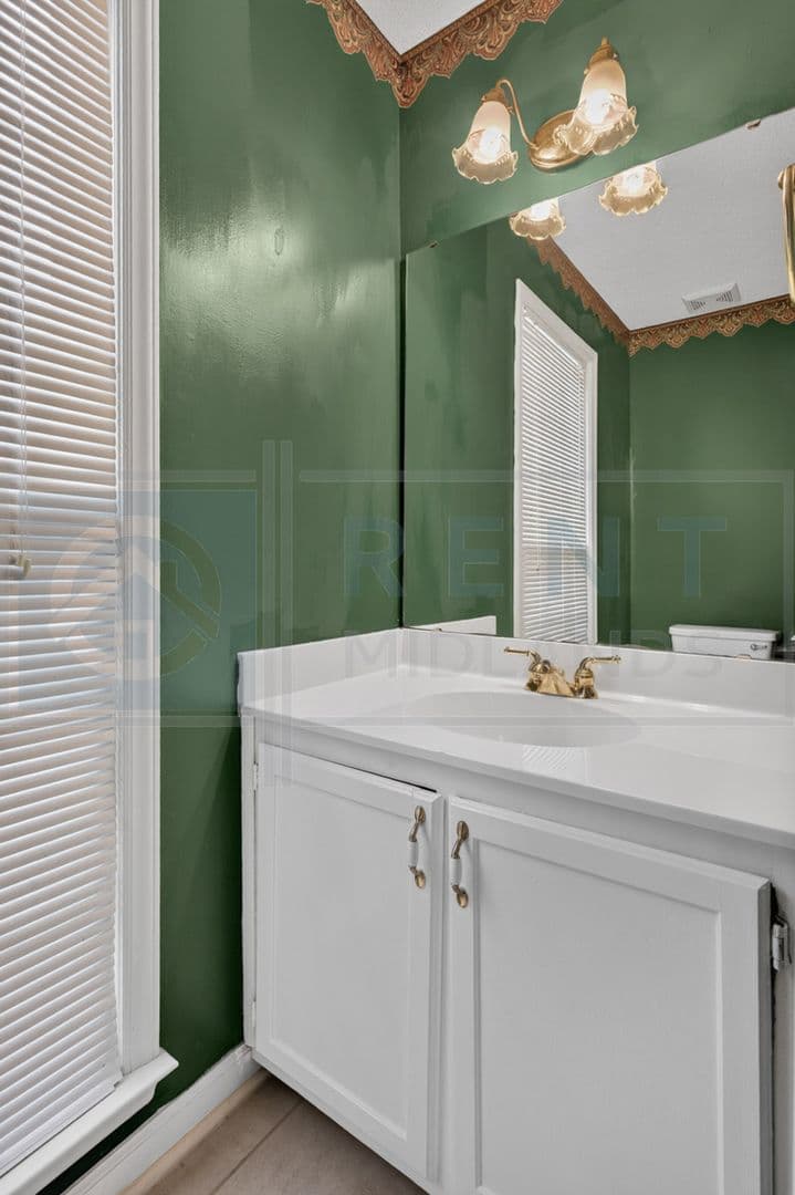 Columbia House: 120 Greenglen Dr